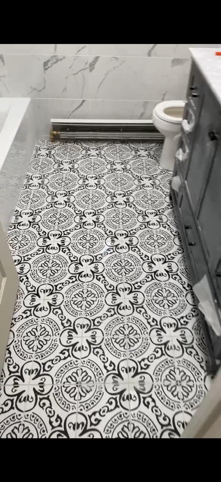 Pardoseală decorativă cu pereți de marmură