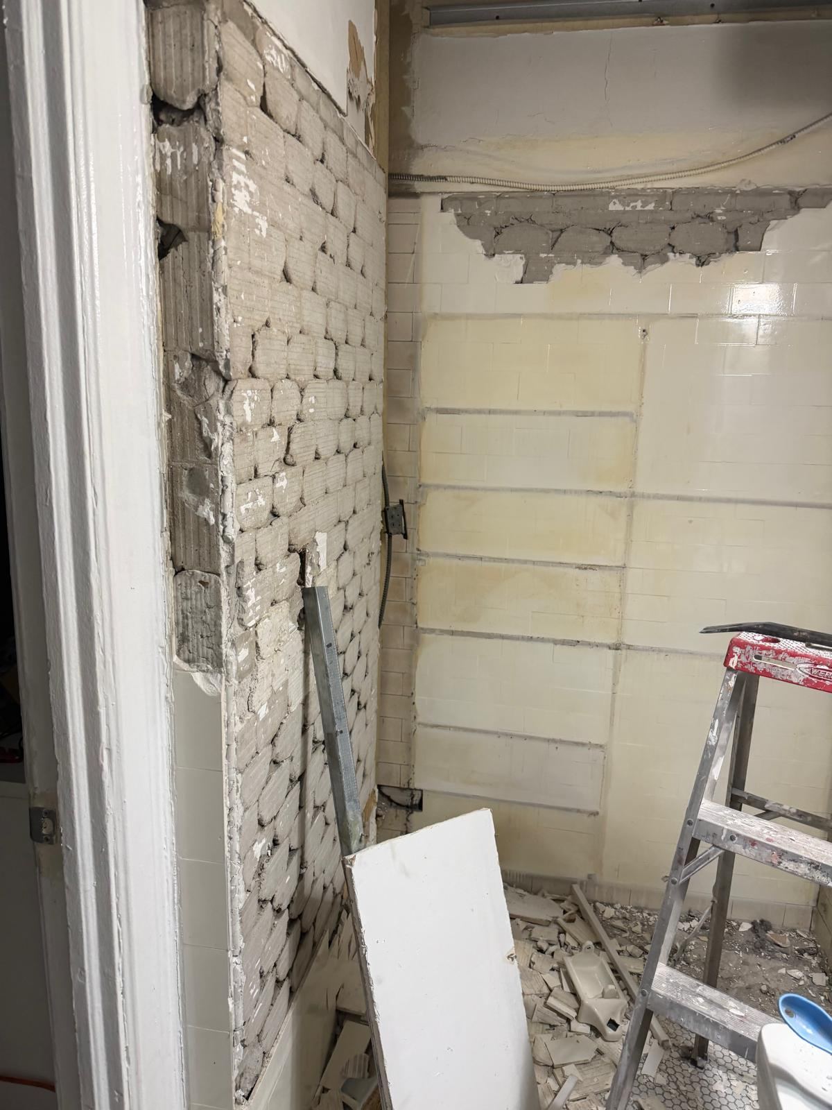Șantier în lucru — demolare controlată